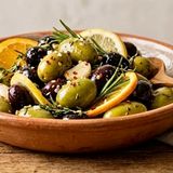 Olive agli agrumi: l'aperitivo geniale che conquista tutti.