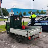 Furbetto dell’Apecar “pizzicato” con targa farlocca e assicurazione scaduta. La multa? Ai genitori