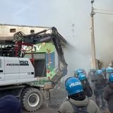 Il giorno della demolizione dell’ex Bocciodromo: attivisti barricati, poi lo sgombero per il cantiere Tav