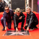 Green Day. Il 1° maggio 2025, la band americana ha ricevuto la stella nella categoria Recording sulla Hollywood Walk of Fame di Los Angeles.