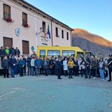 Il paese inaugura il nuovo scuolabus e punta al futuro: “Laghi vivrà”