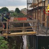 Grave un operaio precipitato da un ponteggio e finito in una canaletta