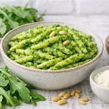 Pesto leggero e cremoso con rucola e zucchine