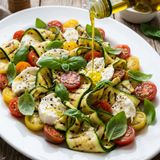Insalata di zucchine grigliate con pomodorini, mozzarella e basilico