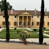 Scritte no vax nella villa di Crisanti: imbrattate di vernice piscina e muro posteriore