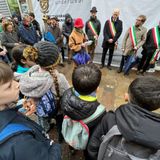 Nove nuove pietre d’inciampo ricordano gli ebrei deportati. La cerimonia con le scuole