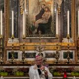 Il Vescovo Francesco recita il Rosario allo Zuccarello