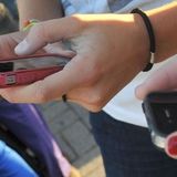 Dipendenza da smartphone: "A rischio l'82% dei giovani"