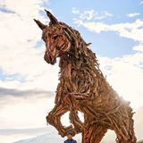 Lo scultore del legno di Vaia completa “Haflinger”. La nuova opera di Martalar a Strembo