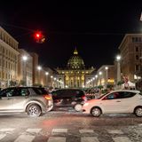 #677 Guerra alla doppia fila, Roma si divide sulla Memoria, pizzini e perizie false da Rebibbia e altre storie di Roma