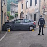 Auto fuori controllo piomba sulla trattoria: conducente estratto dalle lamiere