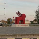 Via il verde, spazio al “leon” alato di Tramarossa: la rotatoria spacca in due il paese