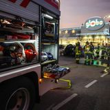 Auto a fuoco nel parcheggio dell’area commerciale Globo-Tecnomat: decine di chiamate al 115
