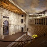 Il selfie sulla ringhiera del Teatro Olimpico rischia di trasformarsi in dramma: feriti padre e figlio
