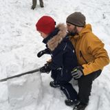 31. Lumisahausta tekemässä isä ja poika