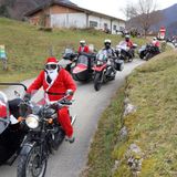 Sgommate natalizie, la carica dei Babbo Natale bikers conquista il paese