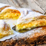 Torta di mele con pasta sfoglia e crema