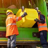 Operatore ecologico schiacciato dal camion dei rifiuti