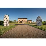 Azienda Agricola Tolaini e il Borgo d'Arte Contemporanea (Toscana)