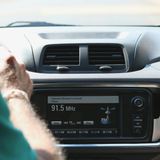 Addio radio in auto? L'allarme di AGCOM: «Va potenziata la normativa»