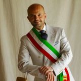Finco modello con la fascia tricolore per una sartoria: il caso arriva in Prefettura