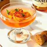 Aperitivo Veloce con Rose di Pesca e Menta: Il trucco in freezer per lo spumante rosa