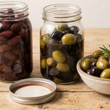 Tutti i trucchi per fare le Olive in Salamoia sode in modo genuino.