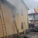 Incendio in un’abitazione di via Madonnetta, vigili del fuoco sul posto: nessun ferito