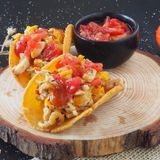 Tacos messicani croccanti con ripieno al pollo