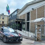 Minaccia l’ex compagna davanti alla scuola del figlio, arrestato 55enne. E’ recidivo