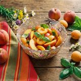 Macedonia estiva con pesche e albicocche: il trucco del basilico che la rende speciale