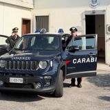 Giovane arrestato per maltrattamenti dopo le minacce di morte alla madre con un coltello