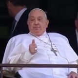 Il Papa lascia il Gemelli e saluta i fedeli dal balcone