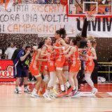 Lo scudetto n°13 è un affare di… Famila! Vinta gara5 in un tripudio di arancione e tricolore