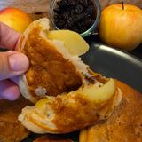 Pancake soffici con fette di mela e uvetta senza uova: facili e leggeri al kefir