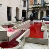 Individuato l’autore del coloramento della fontana in centro. “L’ho fatto contro il genocidio di Israele”