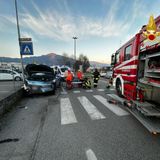 Perde il controllo dell’auto che si schianta su un muretto: ferita una donna