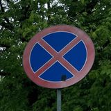 „Tylko na moment” i zakaz zatrzymywania, znak B-36