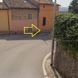 Bici elettrica si schianta tra muro e guard-rail: la giovane in sella rimane incastrata: è grave