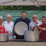 Pasta rossa e risotto nero, con Formaggio. Il consigliere di FdI lancia (a tavola) il primo “anticomunista”