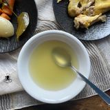 Brodo di pollo in pentola a pressione