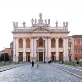 #603 dopo gli africani, i latinos: sgomberato hotel dei borseggiatori, mentre in cielo ci sorvegliano i droni e altre storie di Roma