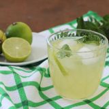 Drink analcolico all'ananas e lime