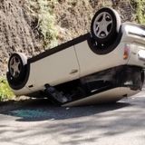 Perde il controllo della Mini e si schianta contro la montagna: grave una 34enne