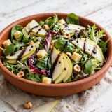 Insalata autunnale con pere, taleggio e nocciole tostate