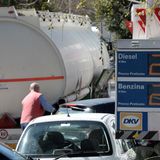Caro-carburanti, gi autotrasportatori: “Costi in ascesa, situazione insostenibile”