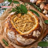 La Zuppa dello Gnomo: farro e funghi porcini serviti nel nido di pane