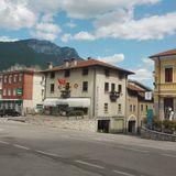 Scene di ordinaria follia: un’anziana prima investe, poi aggredisce ferito e soccorritori