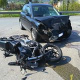 Scontro auto-moto in strada Pasubio: in gravi condizioni un 34enne
