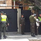 Inician vigilia afuera de la embajada de México en La Paz